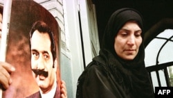 پرستو فروهر در کنار عکس پدرش، داریوش فروهر