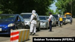Карантиндик чектөө мезгилиндеги блокпост. Бишкек. 12-май, 2020-жыл.