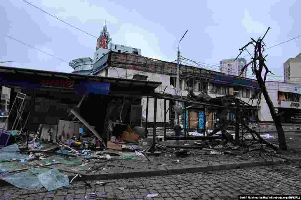 Зупинка наземного громадського транспорту біля станції метро згоріла вщент.За словами Зеленського, цієї ночі армія противника запустила понад 420 дронів та більше ніж 20 ракет, у тому числі балістичних