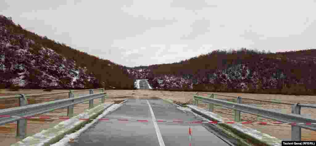 Járhatatlanná vált az út&nbsp;a Klina nevű település környékén.