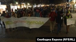 Протестното шествие в София започна от паметника на Алеко Константинов на бул. "Витоша", премина през сградите на Министерския съвет и Народното събрание и завърши на Орлов мост