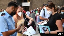 Certificatele sunt utile în călătoriile internaționale, dar și, în tot mai multe țări, pentru intrarea la filme, restaurante sau muzee.