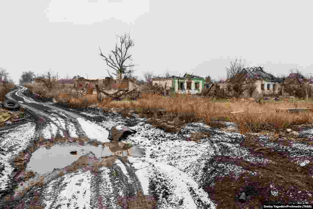 Un câmp abandonat care a fost cândva un colț de stradă din Mariinka.&nbsp; Fotografiile din 4 decembrie din această galerie au fost realizate de fotograful Dmitri Yagodkin, care lucrează pentru TASS, organul media de stat din Rusia.
