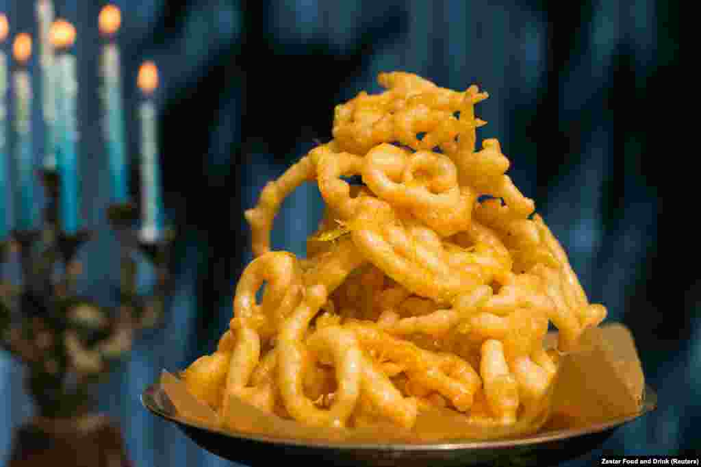 На святі також заведено подавати безліч солодощів