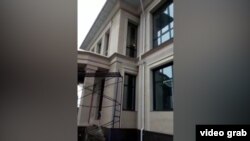 Сарыбашовдун үйү делген имарат.