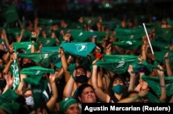 تجمع مدافعان حق سقط جنین در برابر سنای آرژانتین در زمان به بحث گذاشتن قانون سقط جنین