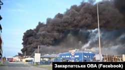 Вночі сили РФ вдарили по території одного з підприємств Мукачева, постраждали 12 людей 