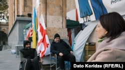 მოშიმშილეები საქართველოს პარლამენტის წინ მოწყობილ კარვებში არიან.