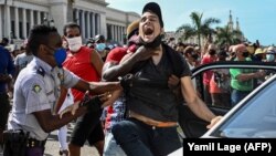 Полицията арестува участник в демонстрацията в Хавана на 11 юли 2021 г.
