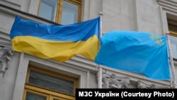 «Два прапори – одна країна». Український державний і кримськотатарський національний прапори на флагштоках перед будівлею МЗС України у Києві