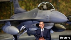 Primele remarci la sosirea la Varșovia pe fundal cu un avion de luptă F-16.