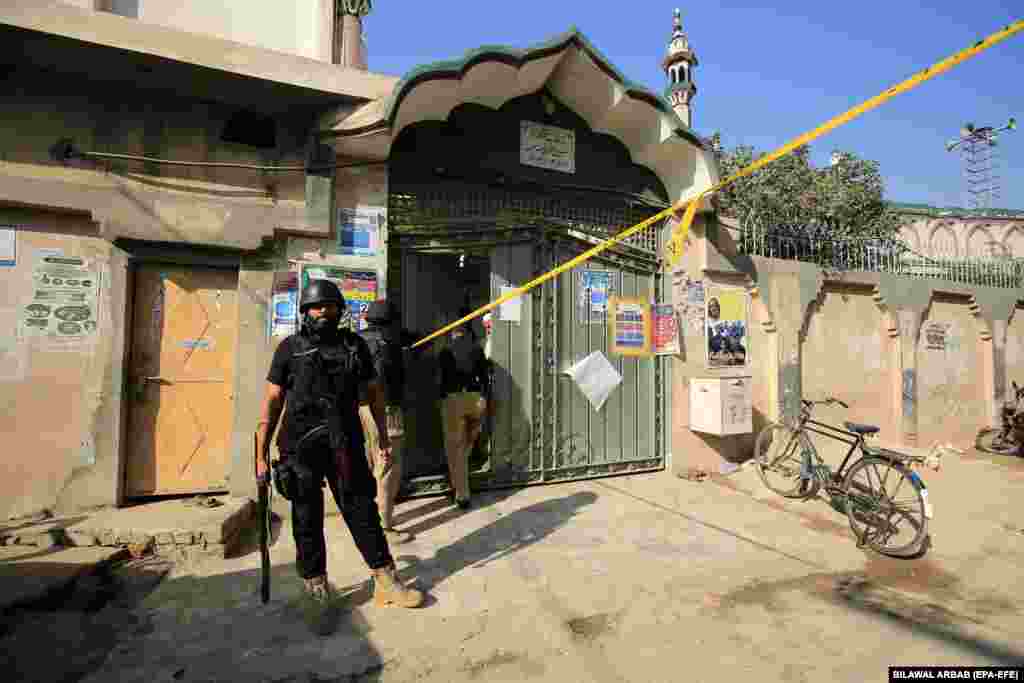 Працівник служби безпеки біля входу в медресе&nbsp;