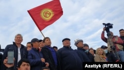 Алмазбек Атамбаев и Сапар Исаков среди участников митинга 9 октября. 