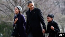 Президент Б.Обама 4-январда кыздары Малия жана Саша менен Гавая аралдарынан эс алуудан кайтып келатканда