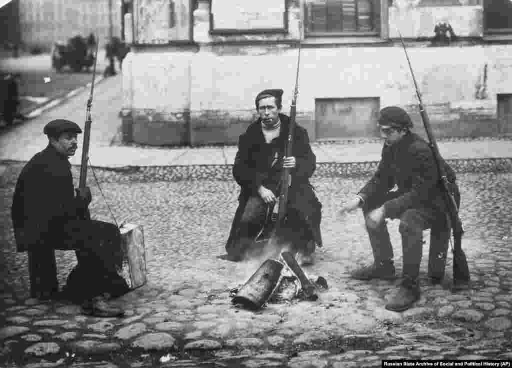 Въоръжена охрана близо до щаба на болшевиките в Санкт Петербург, Русия през есента на 1917 г. След свалянето на руския цар в началото на 1917 г., Рийд усеща, че ситуацията в Русия отива към поредното голямо сътресение. През август същата година Рид и Брайънт отплават за Санкт Петербург, тогава Петроград, за да докладват за това, което предстои да се случи по-нататък.