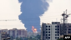 Дим і вогонь над нафтопереробним заводом на півдні Тегерану після того, як він був уражений внаслідок нічного ізраїльського удару, 15 червня 2025 року