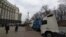 Ілюстративне фото: українські автоперевізники блокують фурами будівлю Кабміну, вимагаючи спростити їм дозвільну систему. Київ, 12 лютого 2020