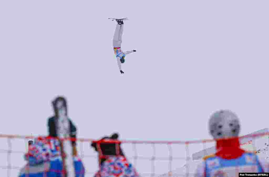 Зрители наблюдают за выступлениями спортсменов.