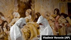 Алааматтуу июлда коронавируска каршы күрөштө элдик демилгенин ролу чоң болду. Ал түгүл ресторан убактылуу ооруканага айланды. Бишкек. 2020-жылдын 22-июлу.