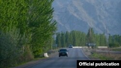 Дорога в Лейлекском районе. 