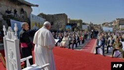 Папа Франциск почете с молитва жертвите на ислямистите от сцена, изградена между руините на четири църкви в Мосул