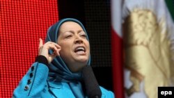 مریم رجوی، رهبر سازمان مجاهدین خلق که ایران و آمریکا هر دو آن را سازمانی تروریستی می‌دانند