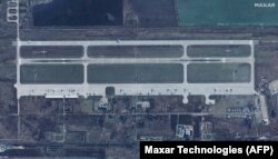 Аеродром стратегічної авіації Росії в місті Енгельсі Саратовської області, який, як повідомляють, був атакований українським дроном. Супутниковий знімок компанії Maxar Technologies, датований 4 грудням 2022 року