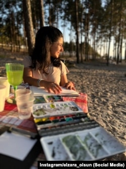 Ельзара у процесі створення картин