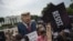 Противники Дональда Трампа требуют его отставки у Белого дома в Вашингтоне 