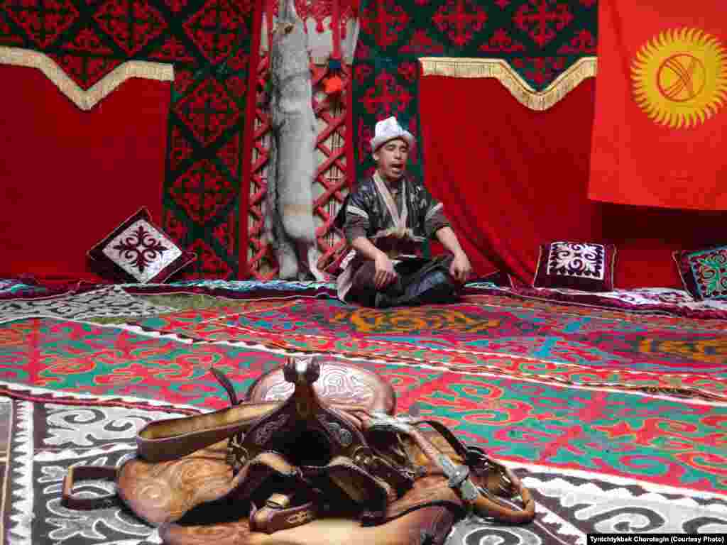 Рыспай маначсы симпозиумдун катышуучуларына &quot;Манастан&quot; үзүндү айтууда&nbsp; 