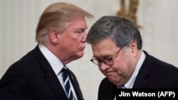 Donald Trump (b) és William Barr amerikai igazságügyi miniszter a Fehér Házban 2019. május 22-én.