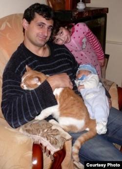 Загиблий боєць батальйону Азов Микола Березовий з дітьми (фото з сімейного архіву)