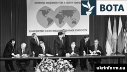 Udhëheqësit e Rusisë, Shteteve të Bashkuara, Ukrainës dhe Britanisë nënshkruajnë Memorandumin e Budapestit, për t'i dhënë Kievit garanci sigurie. Budapest, dhjetor 1994.