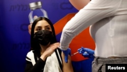 Egy nő oltást kap Izraelben, Hezliyában, 2021. február 3-án. 