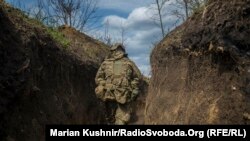  Боєць ЗСУ іде окопом на лінії розмежування під Шумами поблизу Донецька. Україна, 28 квітня 2021 року