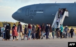 Refugiații au debarcat dintr-o aeronavă a forțelor aeriene americane după un zbor de evacuare din Kabul la o bază navală din Rota, sudul Spaniei, în august 2021.