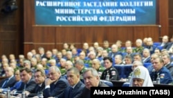 Kirill pátriárka Moszkvában részt vesz a védelmi minisztérium vezetőinek ülésén 2015. december 11-én