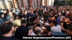 Протестувальники біля будівлі уряду Вірменії в Єревані, 19 вересня 2023 року