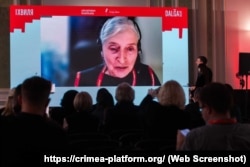 Виступ Марти Єнкала, викладачки української мови в Університетському коледжі Лондона, на церемонії вручення премії за популяризацію української та кримськотатарської мов Хвиля / Dalğa. Київ, 6 жовтня 2025 року.