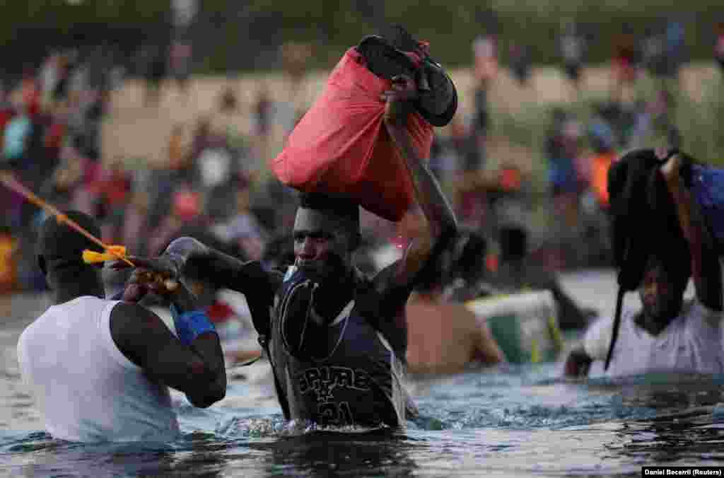 A menekültek egy része inkább visszatér Mexikóba a Rio Bravón át, hogy ne toloncolják vissza Haitibe az amerikai hatóságok