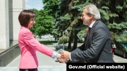 Comisarul european Johanes Hahn, salutat de şefa Guvernului Maia Sandu 