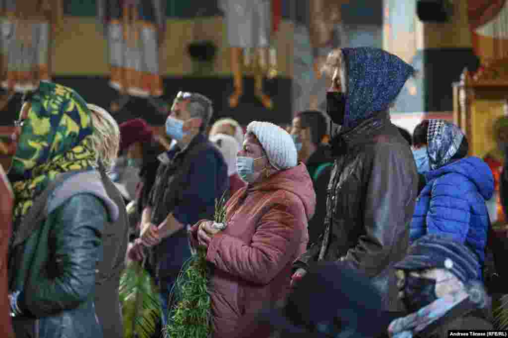 Slujba de Florii celebrată de credincioși în Biserica Sf. Arhangheli Mihail și Gavriil din București.