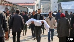 Palestinac nosi tijelo osobe ubijene u izraelskom napadu, grad Gaza, 13. januara 2025.