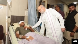 Индискиот претседател Моди и Рамеш, единствениот преживеан по падот на авионот на Ер Индија