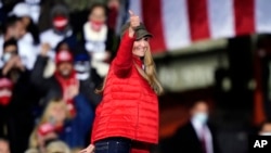 Senatorea republicană Kelly Loeffler la mitingul electoral din Dalton, la care președintele Donald Trump a venit să susțină candidații republicani în alegerile din Georgia, 4 ianuarie 2021