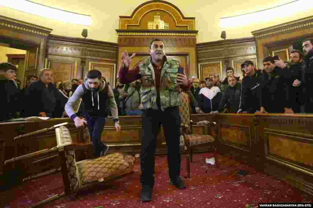 A tűzszünet vége ellen tüntetők törtek be az örmény kormány épületébe november 10-én Jerevánban.&nbsp; &nbsp;