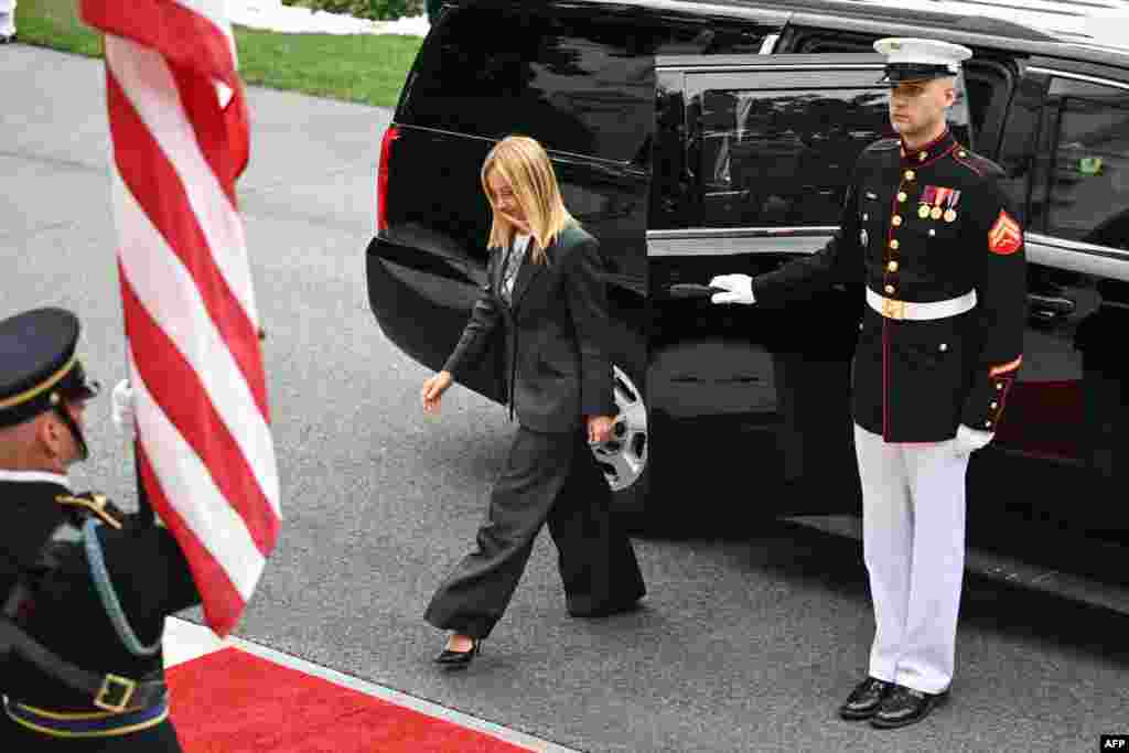 Також на зустріч прибула низка європейських лідерів. На фото – прем'єр-міністерка Італії Джорджа Мелоні. В ході переговорів вона заявила, що Італія залишається на боці України, підтримує зусилля США щодо миру та «виступає за надання гарантій безпеки за моделлю статті 5 Північноатлантичного договору»