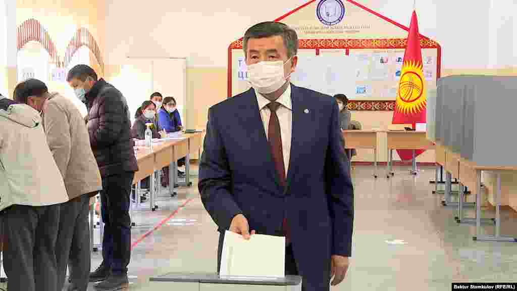 Президент Сооронбай Жээнбеков проголосовал в гимназии №5 в Бишкеке