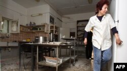 يک زن اسرائيلی در ميان خرابه‌های خانه‌‌اش که راکت‌های شليک شده از لبنان آن را ويران کرده است (عکس ازAFP)