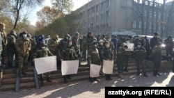 «Түндүкэлектр» ишканасынын нааразы болгон кызматкерлеринин акциясы.